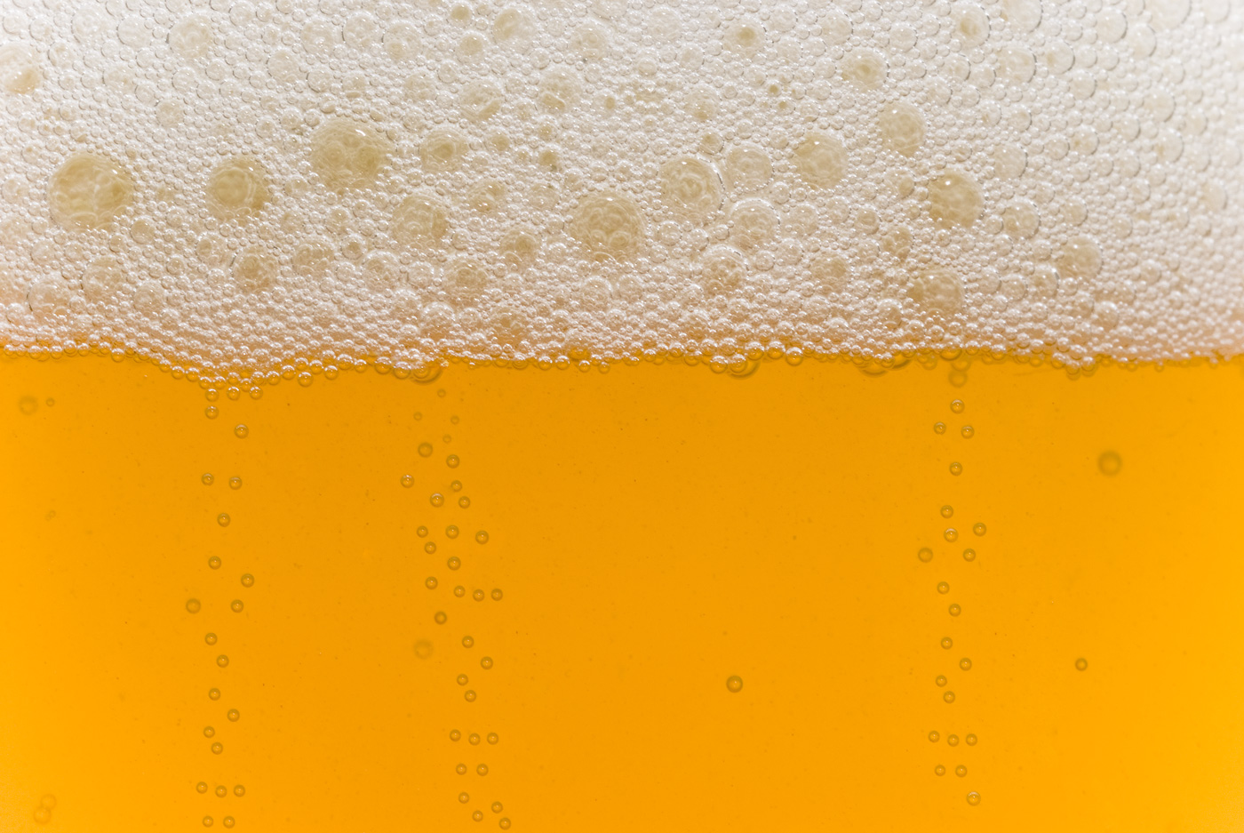 Detalle de cerveza artesanal con espuma