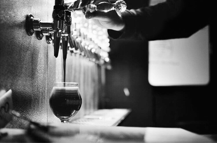 Cerveza artesanal servida en una barra de Border Psycho Brewery