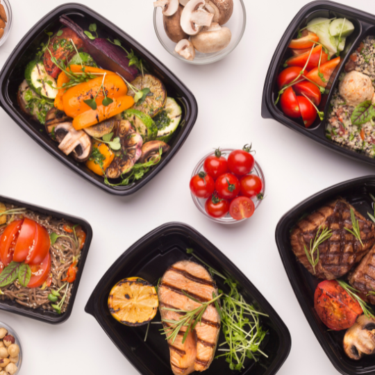 Alimentos servidos en contenedores desechables