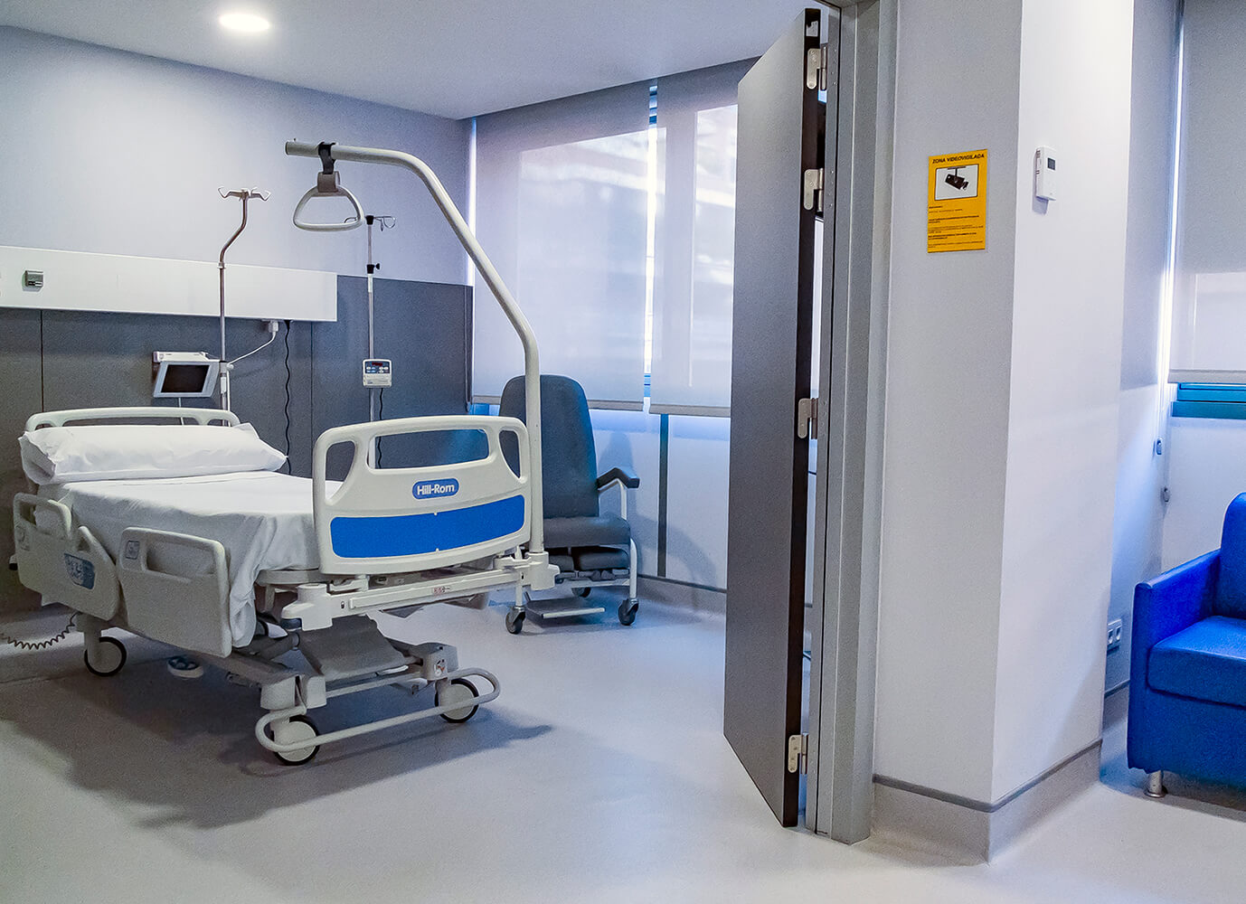 Equipo médico en una habitación hospitalaria