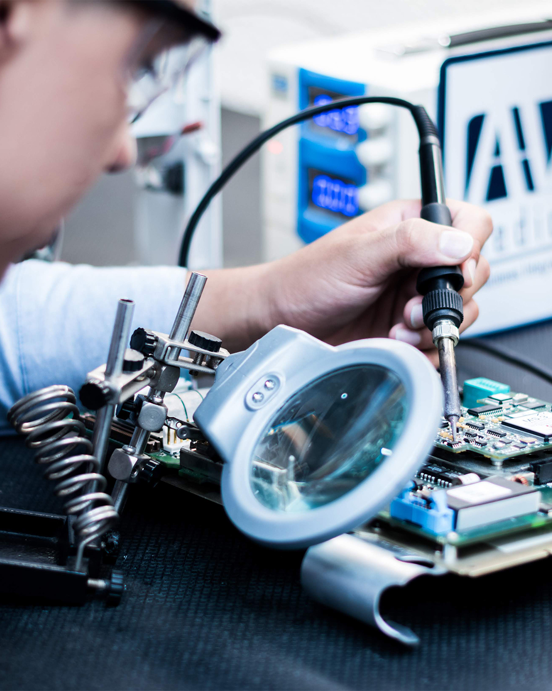 Técnico realizando mantenimiento de equipo electrónico