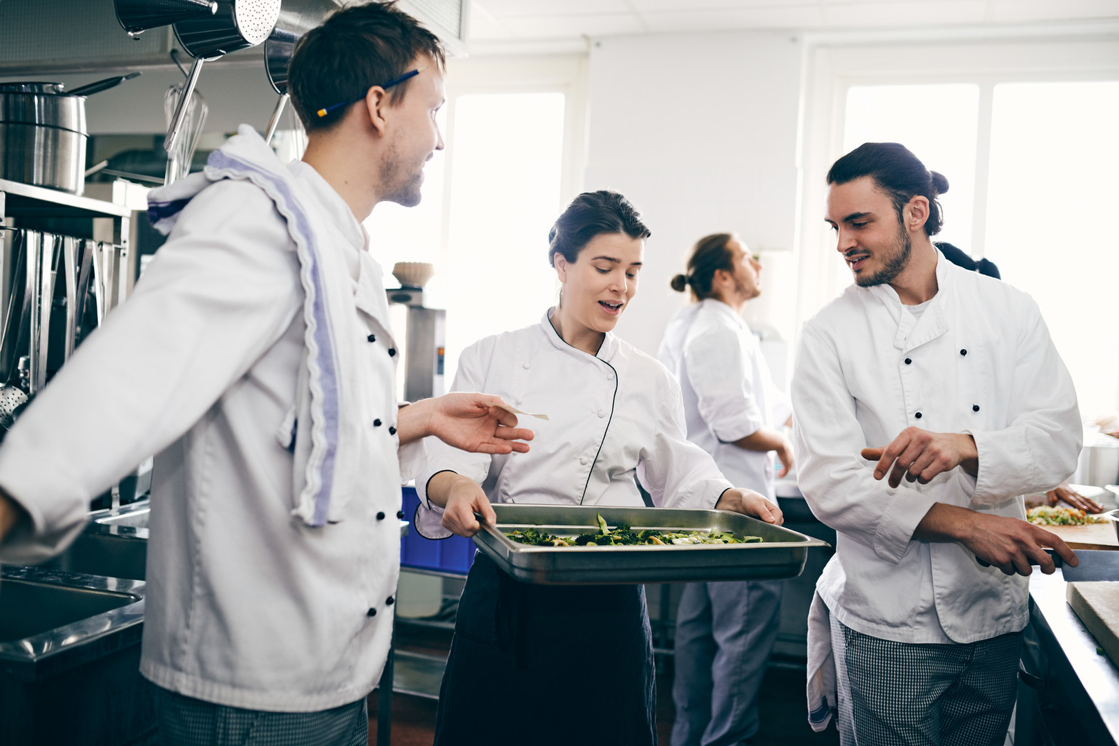 Equipo de cocina trabajando en un restaurante