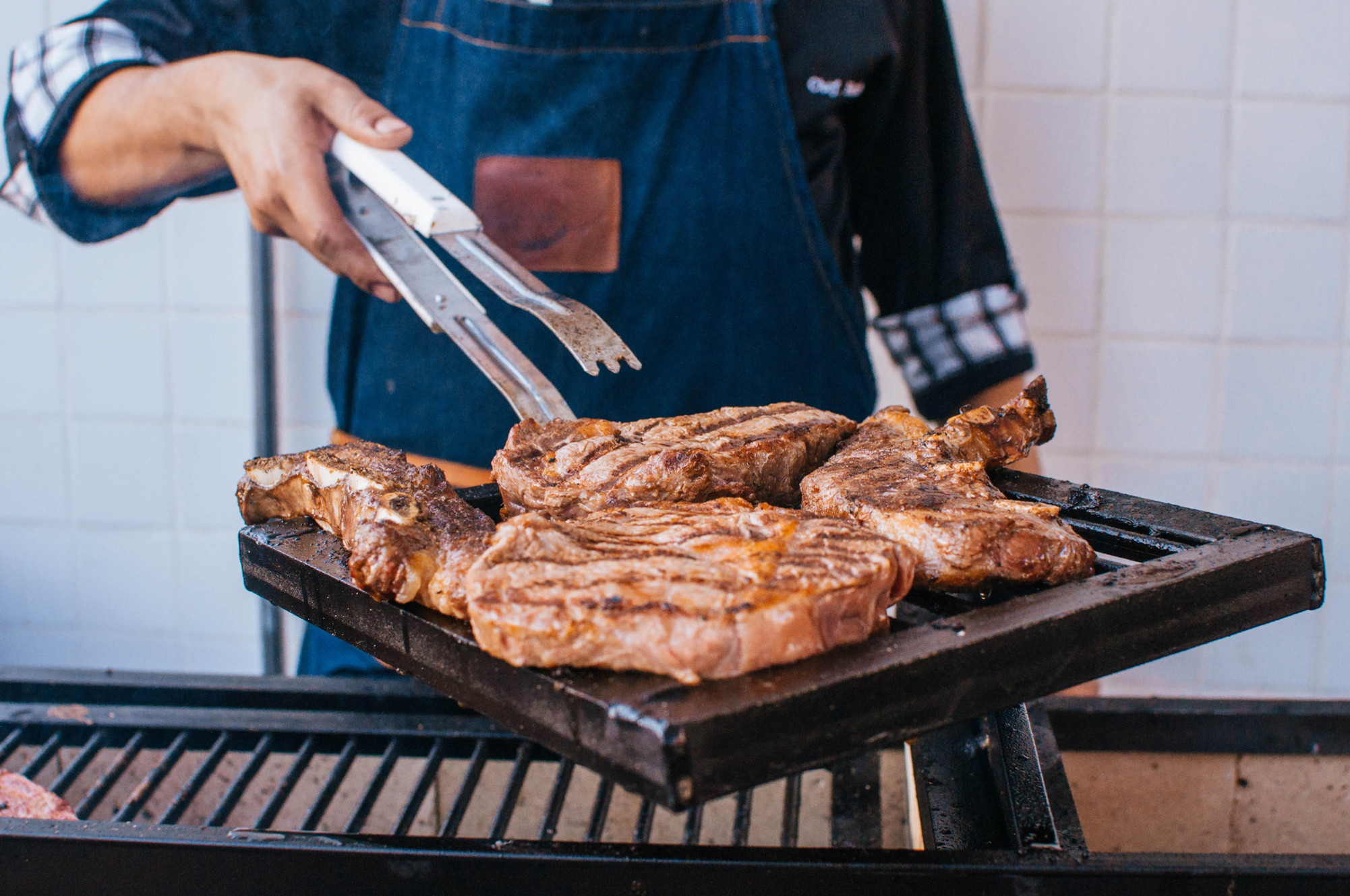 Cortes de carne preparados en una parrilla