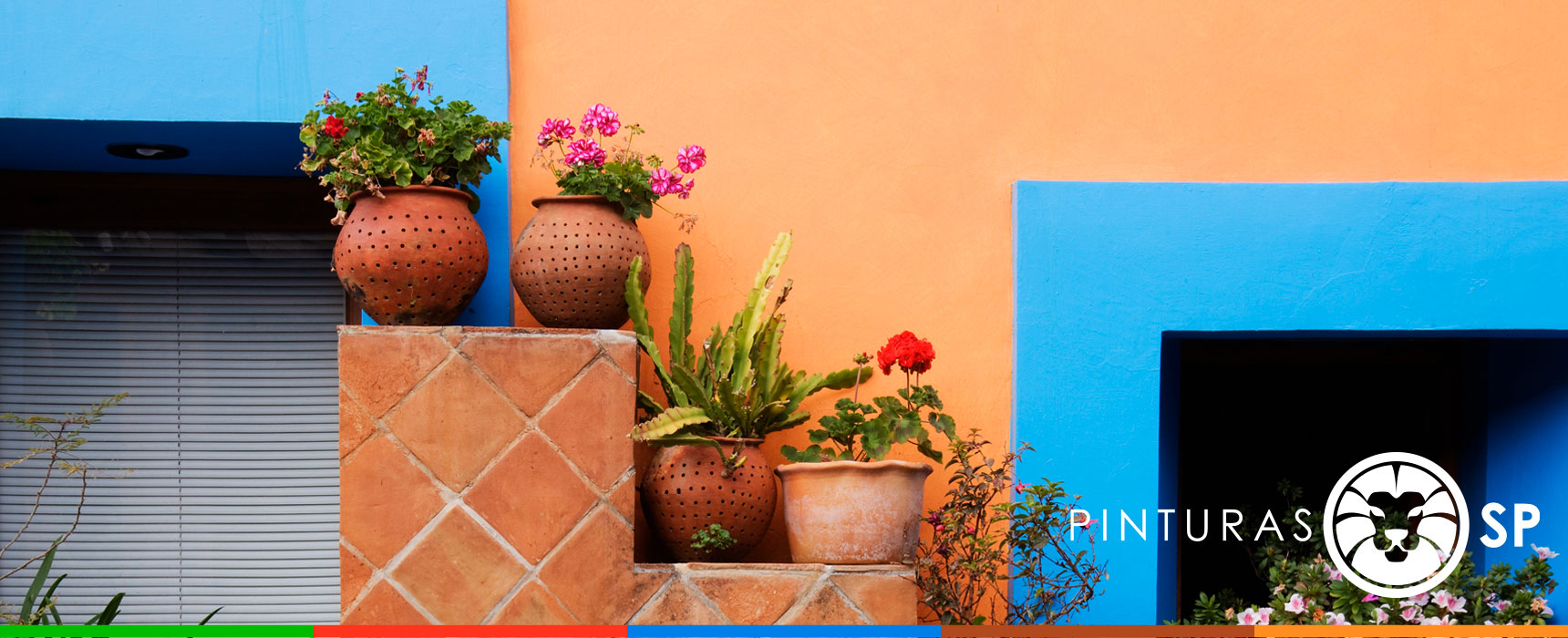 Fachada colorida con macetas y acabados pintados
