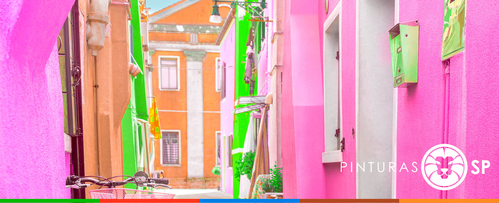 Calle con fachadas en colores rosa y verde