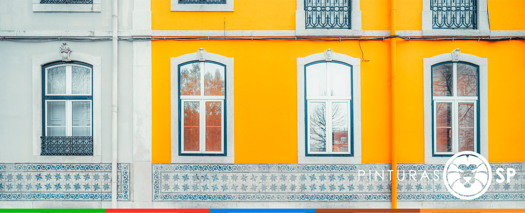 Ventanas sobre una fachada en tonos blanco y amarillo