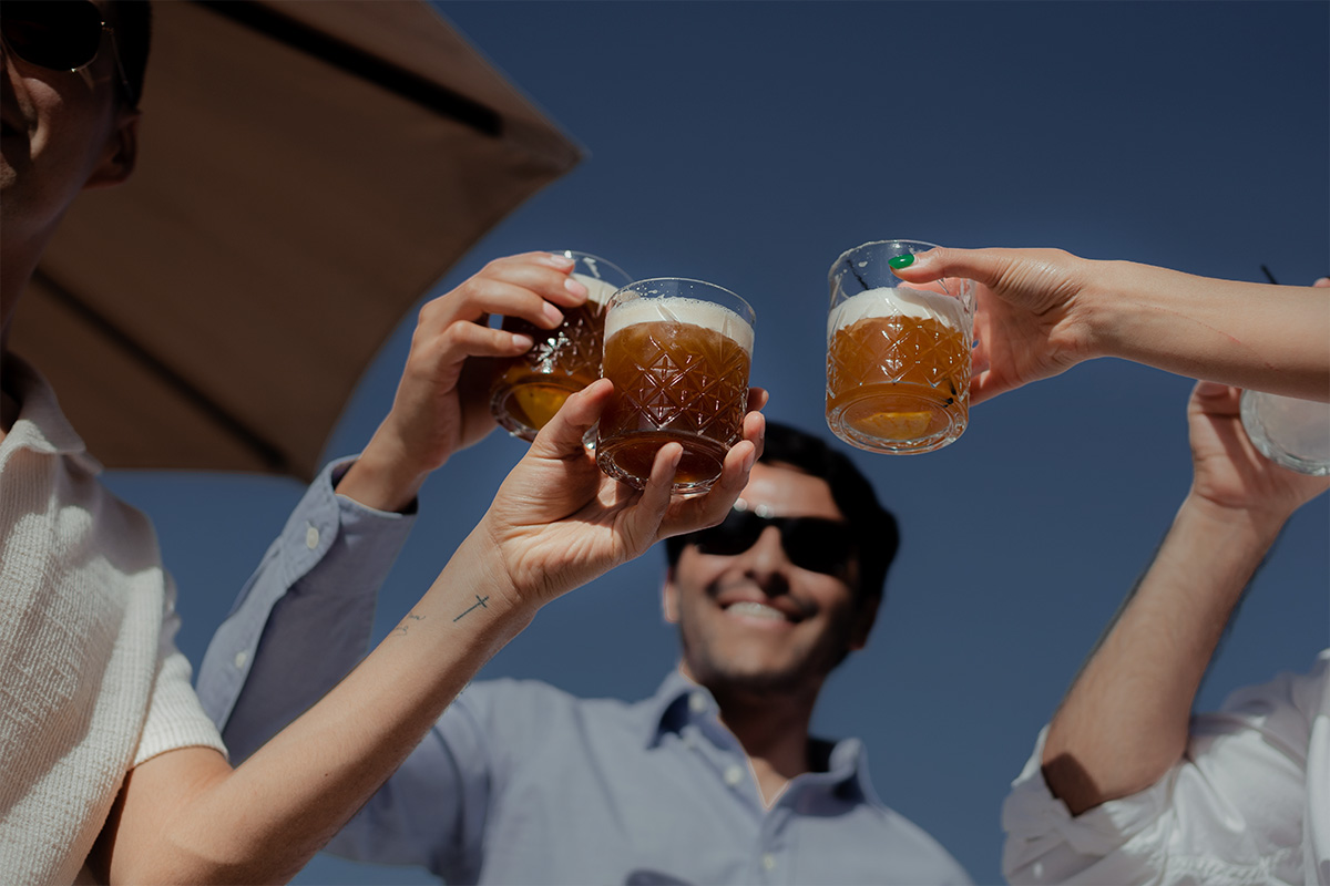 Personas brindando con bebidas de café en un evento