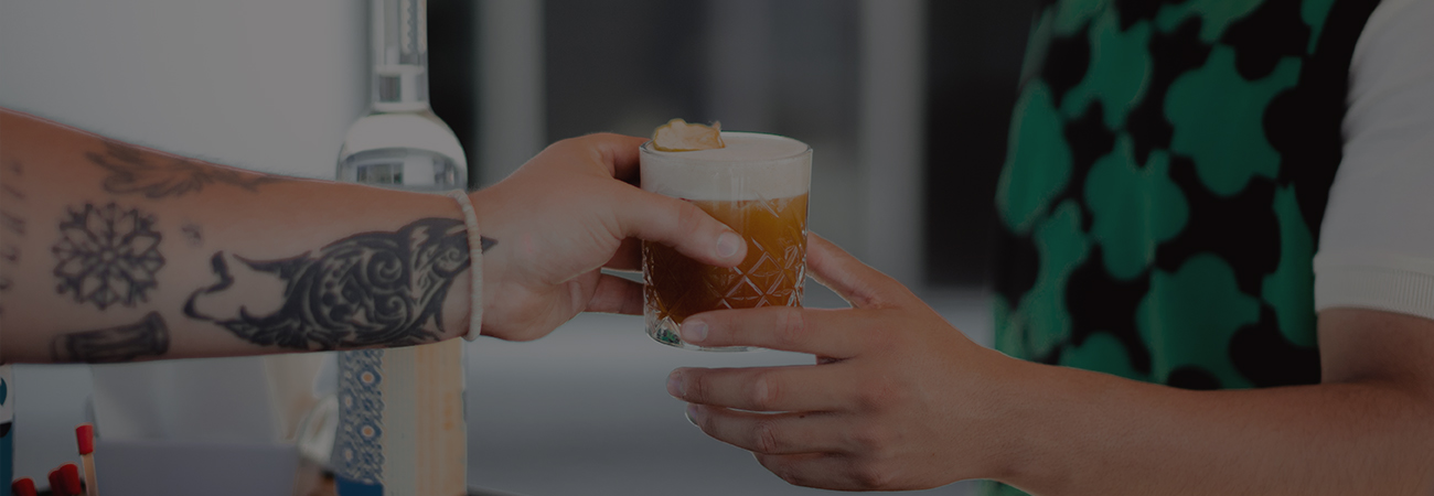 Bebida de café entregada a un cliente
