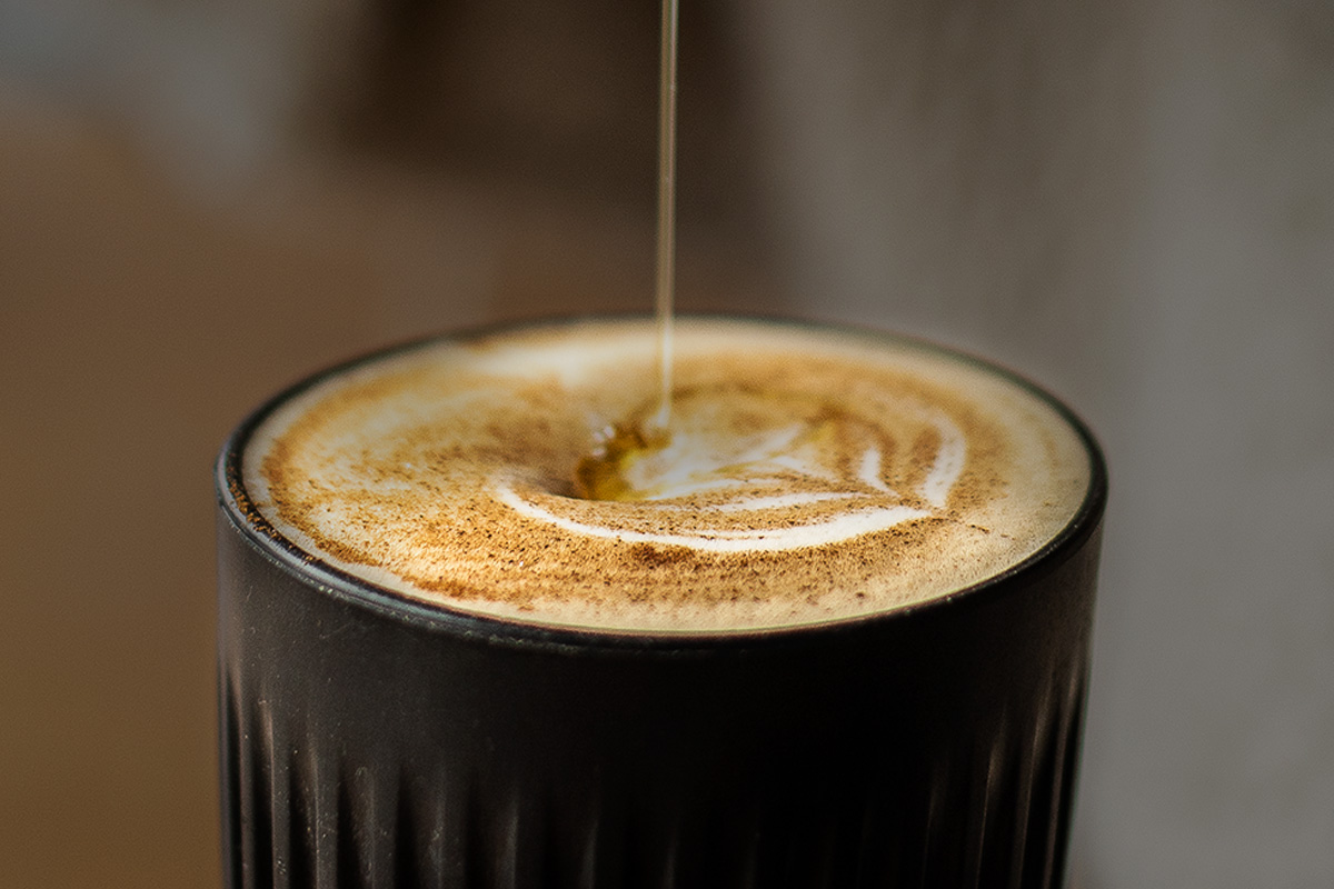 Café servido en una taza oscura